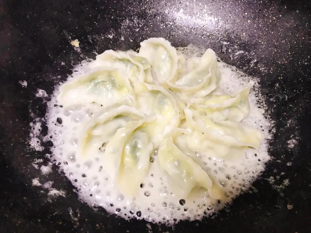 干面粉加适量水调成面粉水，当锅中水分减少到煎饺底部时，均匀倒入面粉水。