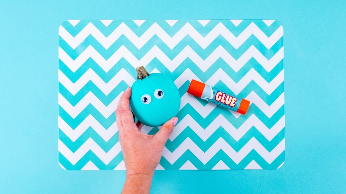 步骤3：将眼睛粘贴到南瓜上