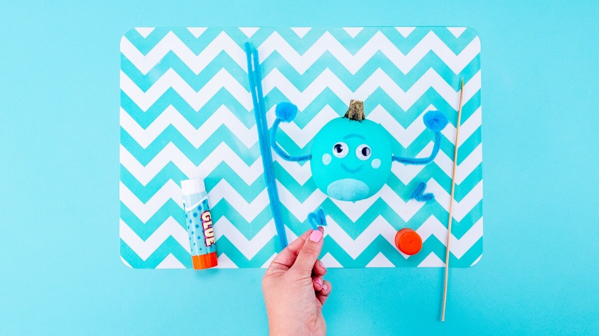 步骤5：用扭扭棒制作手臂和腿。