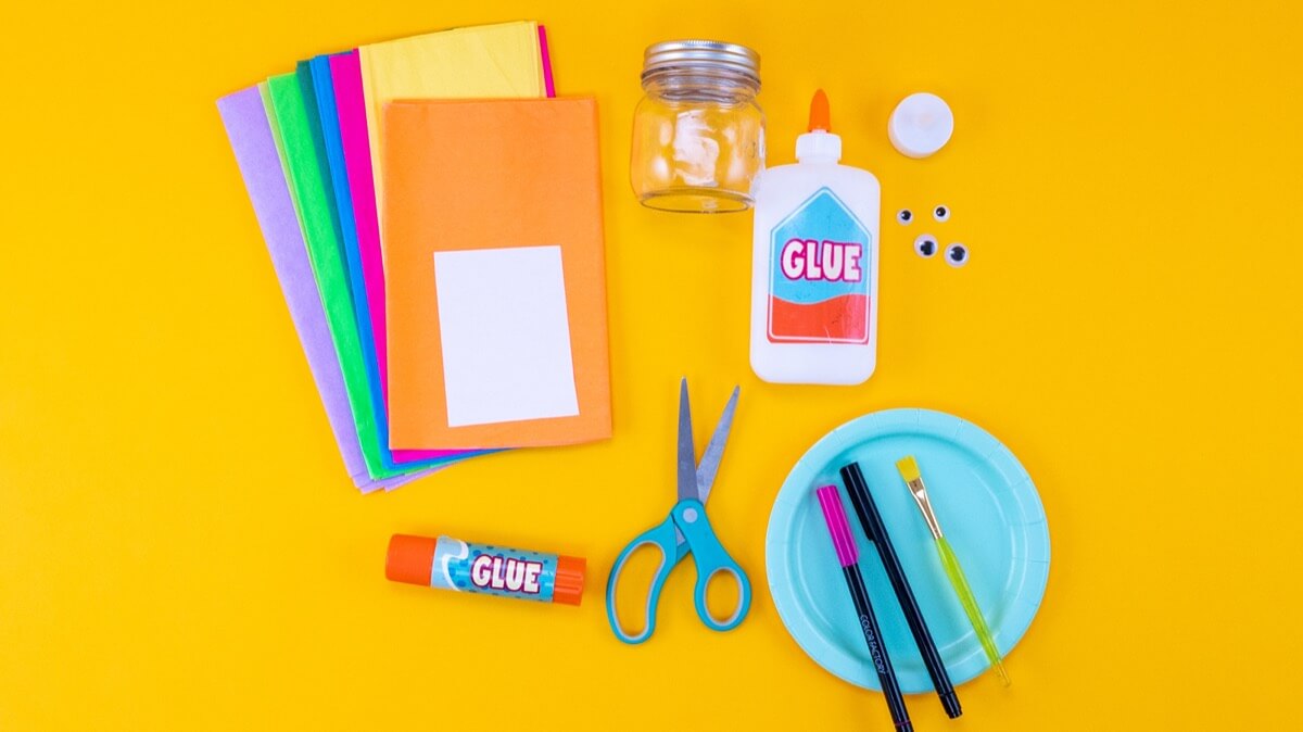 步骤1：材料准备：带盖的小罐子、卫生纸、电池供电的茶灯、白胶、胶水刷、可粘贴眼睛、剪刀、铅笔、纸碟子、喷漆(可选)