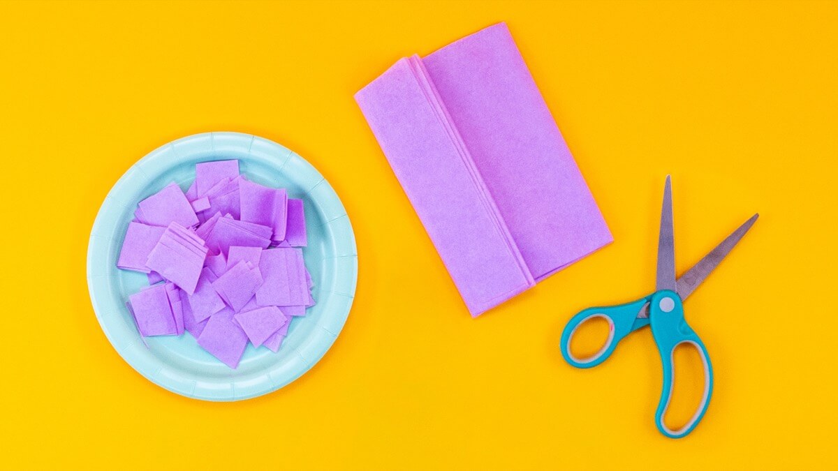 步骤2：用你的怪物需要的颜色剪下正方形的薄纸。如果你的怪物有两种颜色，用蜡笔在罐子上画出轮廓。这将作为您开始粘合时的指南。 