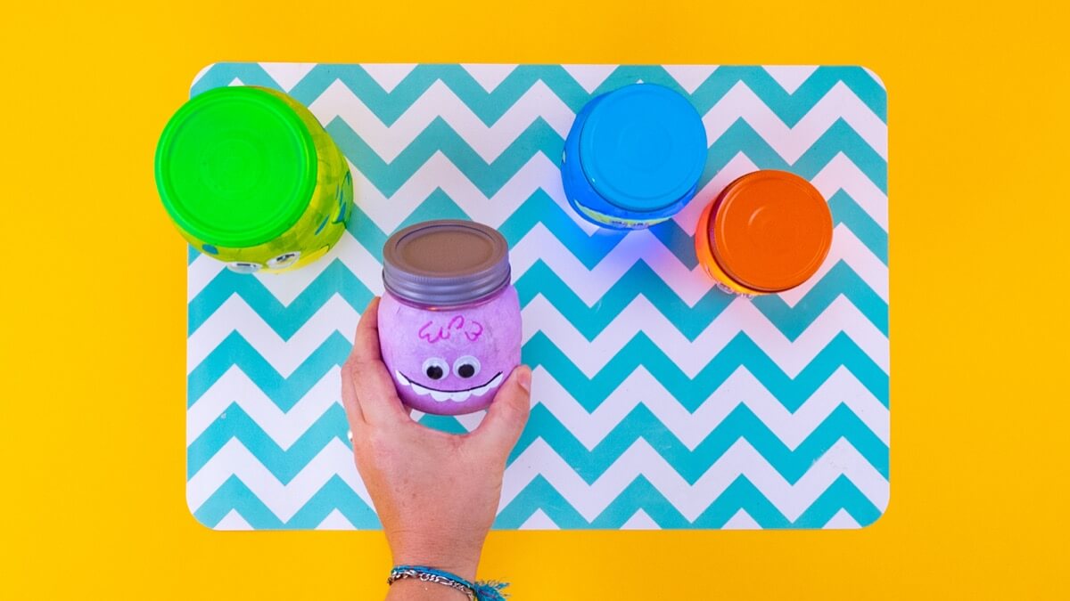 步骤7：您可以将罐盖涂成与您的怪物相匹配的成品外观，但这一步不是必需的。 