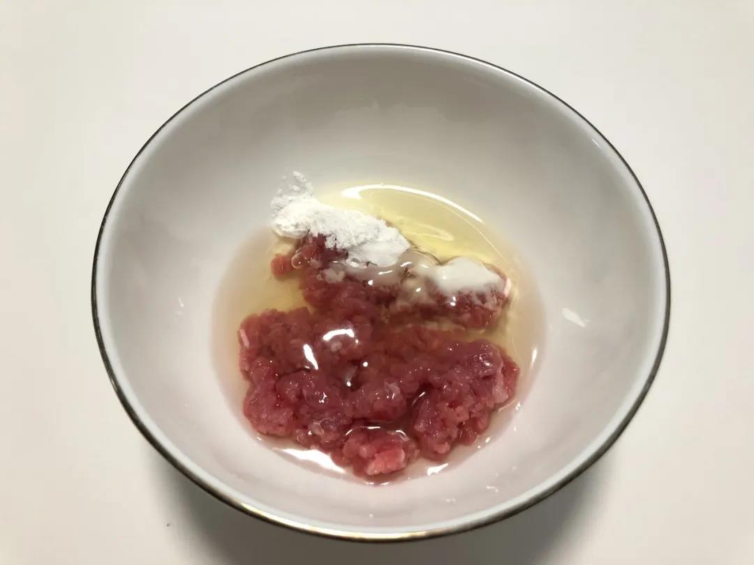 加入鸡蛋清和淀粉，搅拌均匀。