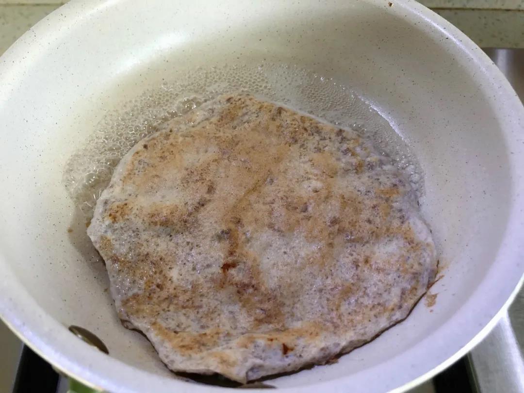 翻面，定型后加少量水，盖盖焖熟，出锅切条。