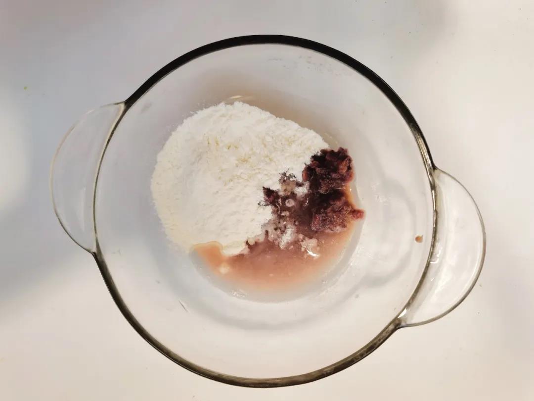 第4步：紫薯肉松泥、适量水和面粉混合。