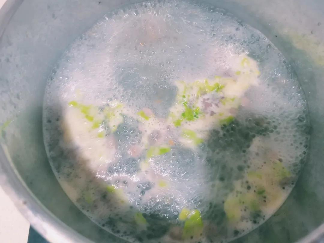 第9步：放入生菜煮熟。