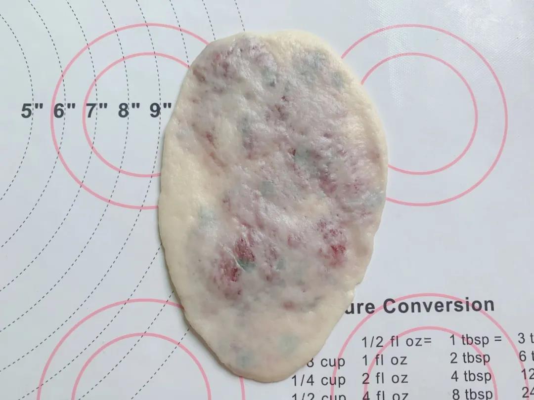 第12步：擀成椭圆形。