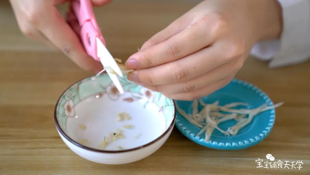 第2步：银鱼、虾皮提前浸泡沥干，把银鱼剪碎