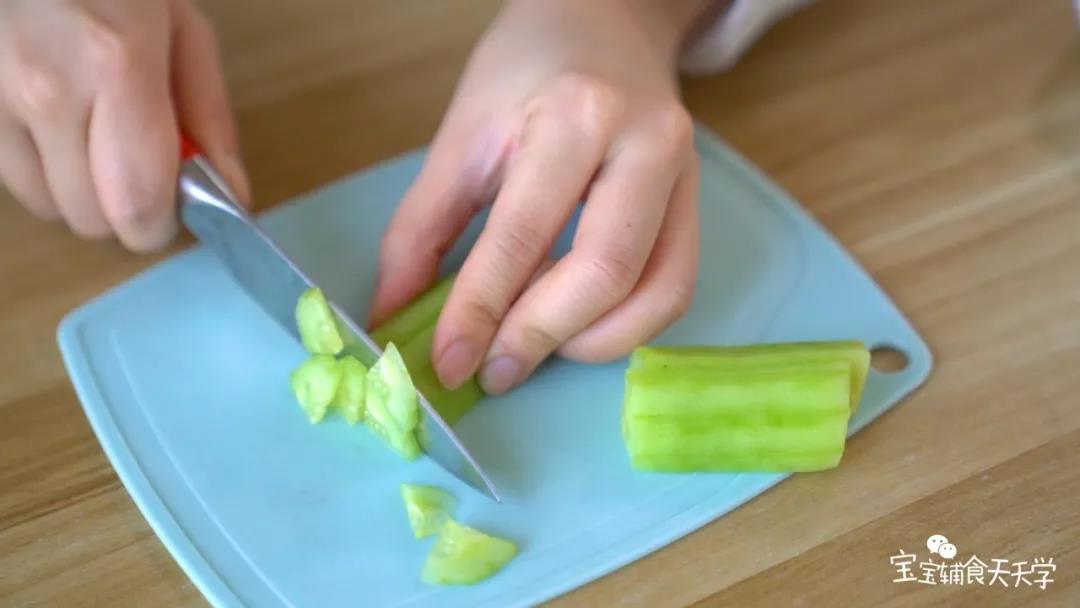 第3步：黄瓜去皮切小块