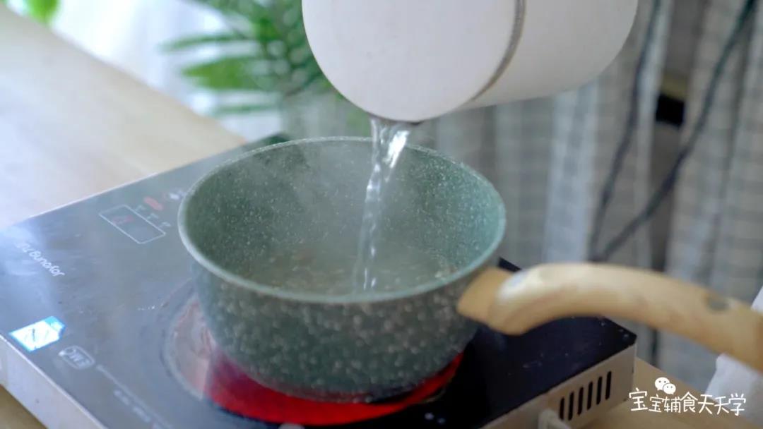 第6步：加入适量的水，煮至沸腾后加入面