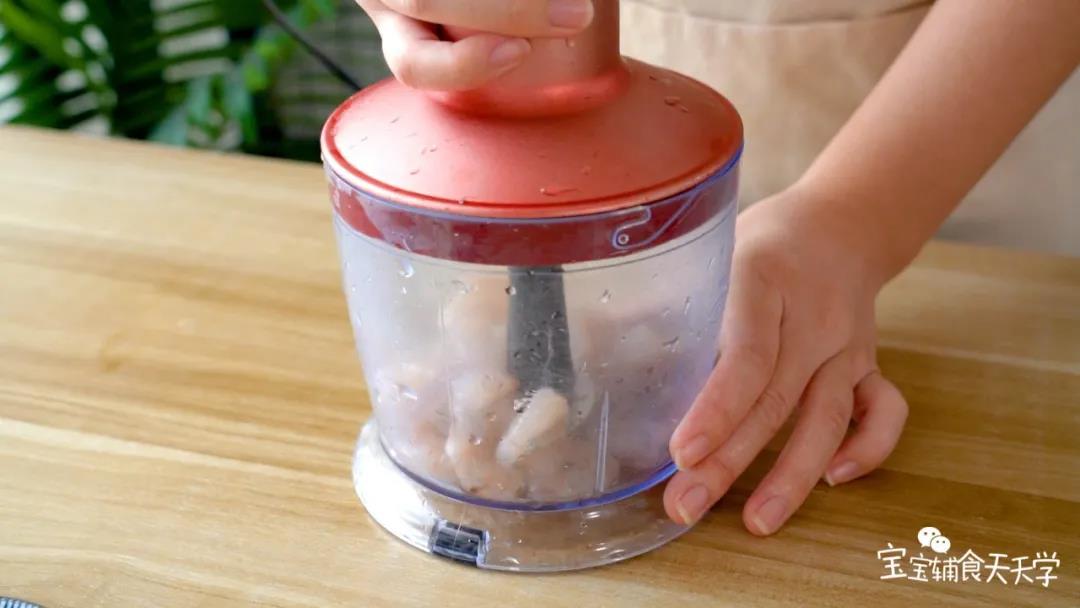 虾仁一半放入搅拌机或手剁成泥