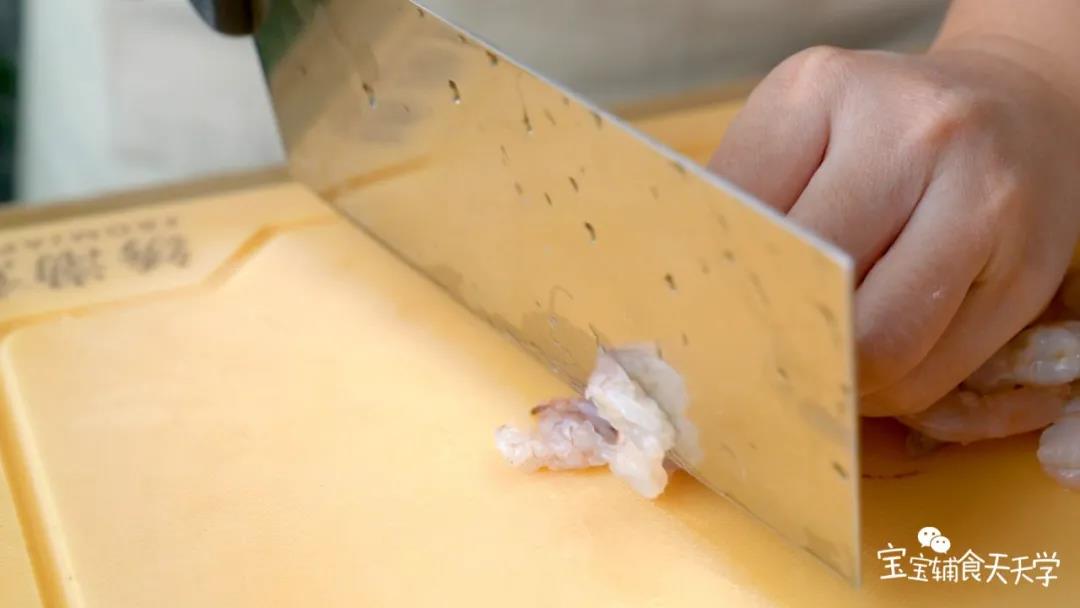 另一半虾仁切粒