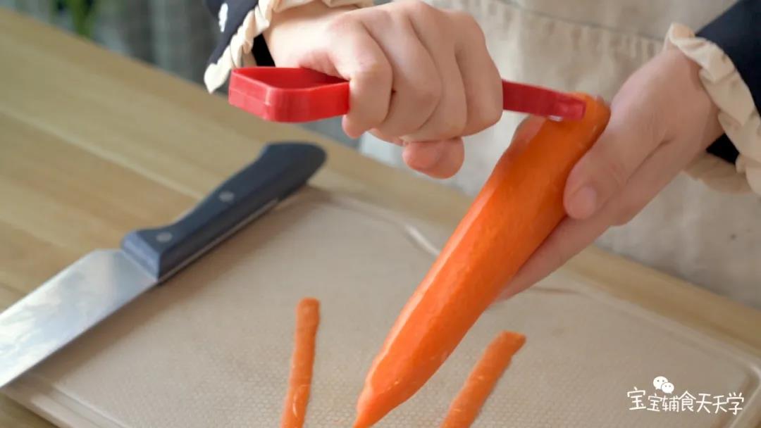 胡萝卜去皮，切50克胡萝卜丁