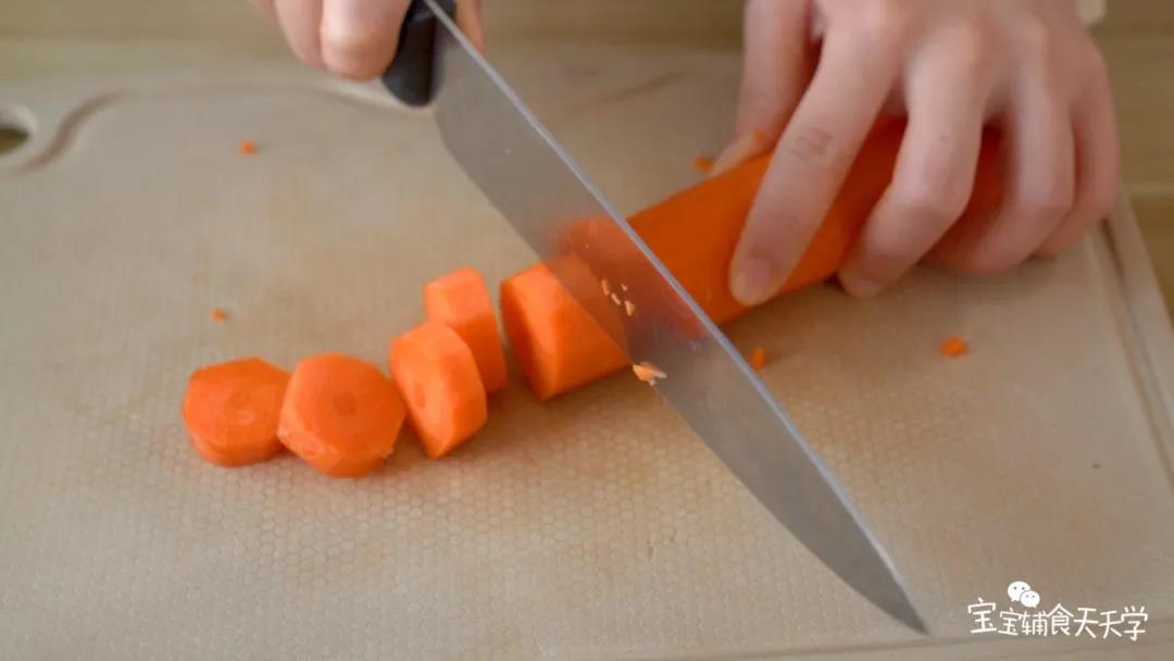 剩下的胡萝卜切成小块，加入适量的水，榨出170ml胡萝卜汁