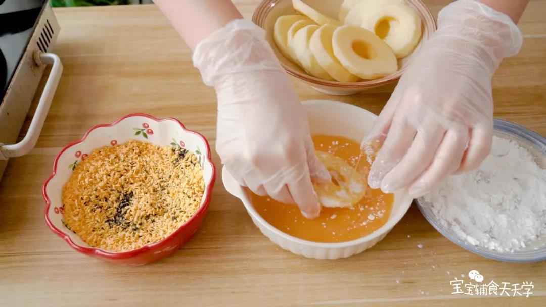 苹果泡好后取出沥干，依次裹上淀粉，沾上鸡蛋液，最后裹上面包糠