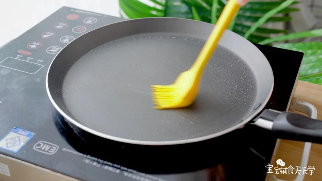 热锅刷油，将裹好面包糠的苹果片煎5分钟，然后翻面再煎一下即可