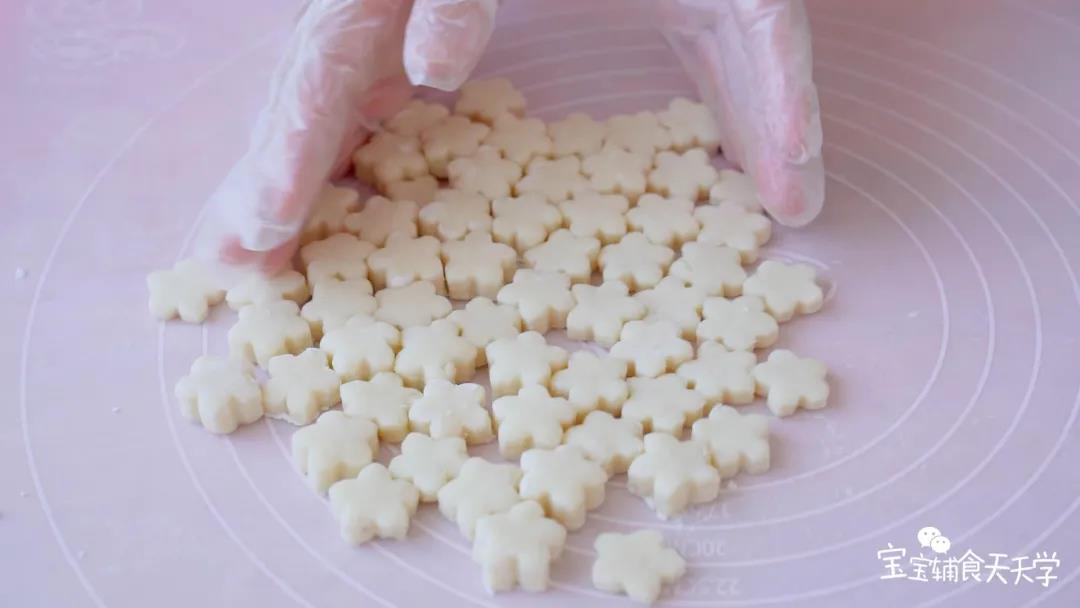 撒点面粉防粘，盖上蒸笼布或保鲜膜，醒发15分钟