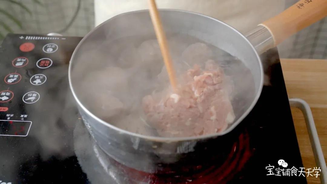 煮开一锅水，放入牛肉丸、猪肉片煮开，撇除浮末