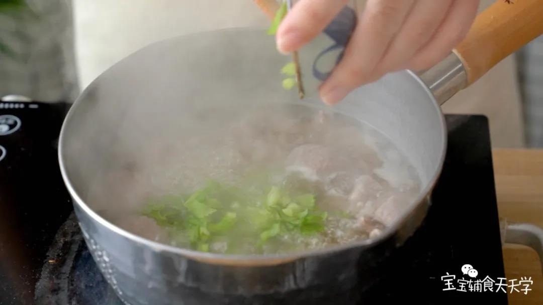 放入蒜酥、芹菜、葱花