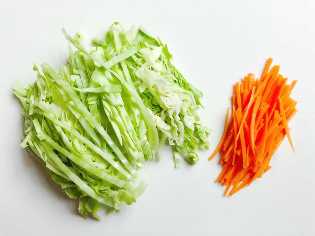 圆白菜洗净切丝，胡萝卜洗净去皮切丝。