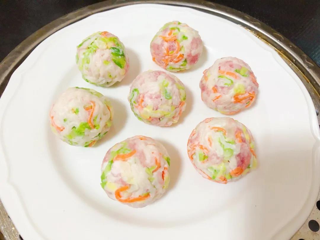 全部做好后，放入水开的蒸锅蒸15分钟左右。