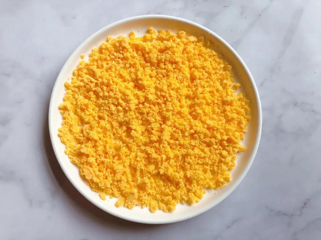 取出蒸熟的鸡蛋黄，用叉子按压碎。