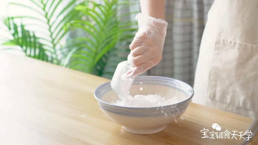 把木薯粉、澄粉倒入大盆中，倒入200克水，搅拌均匀