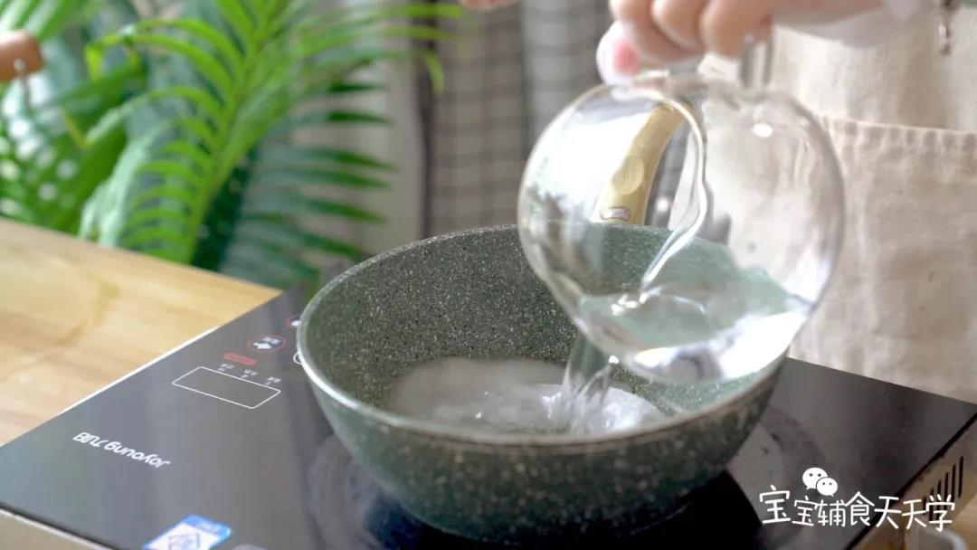 准备小锅，倒入75克的细砂糖和100克水