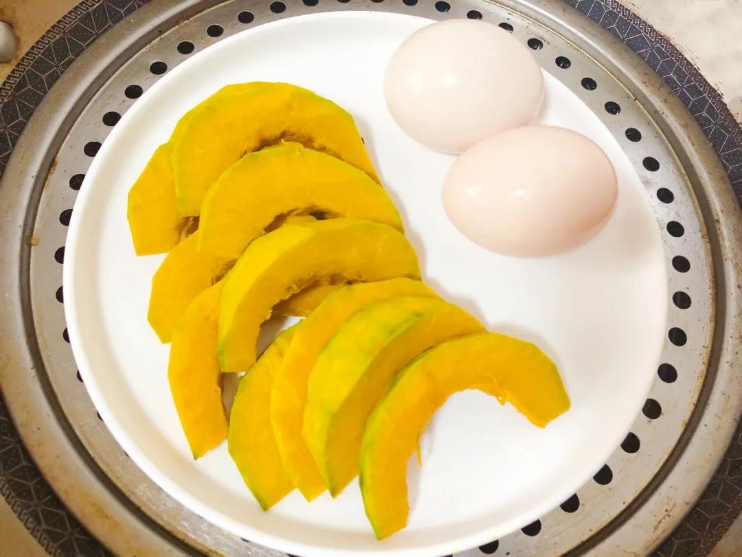 贝贝南瓜洗净去皮去瓤切块，鸡蛋洗净，一起放入蒸锅蒸8-10分钟。