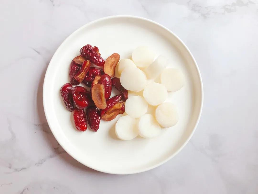 第2步：山药洗净去皮切块，红枣洗净去核。冷水入锅蒸20分钟左右至熟。