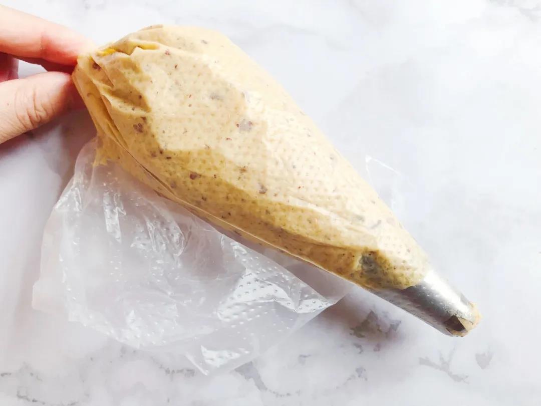 第6步：裱花袋装入裱花嘴，将糊装入裱花袋。