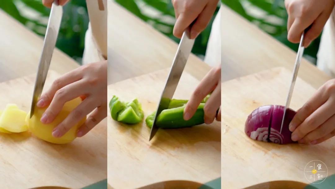 土豆切滚刀块，青椒、洋葱切小块，胡萝卜切薄片