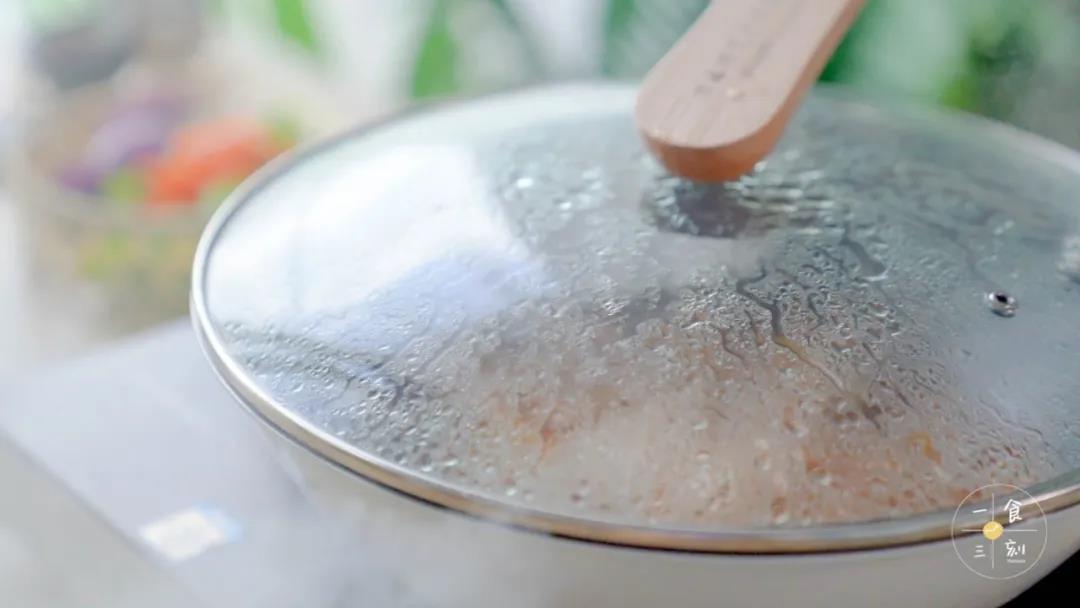 加入八角、生抽、老抽、糖和适量热水，加盖炖煮至酱汁浓稠