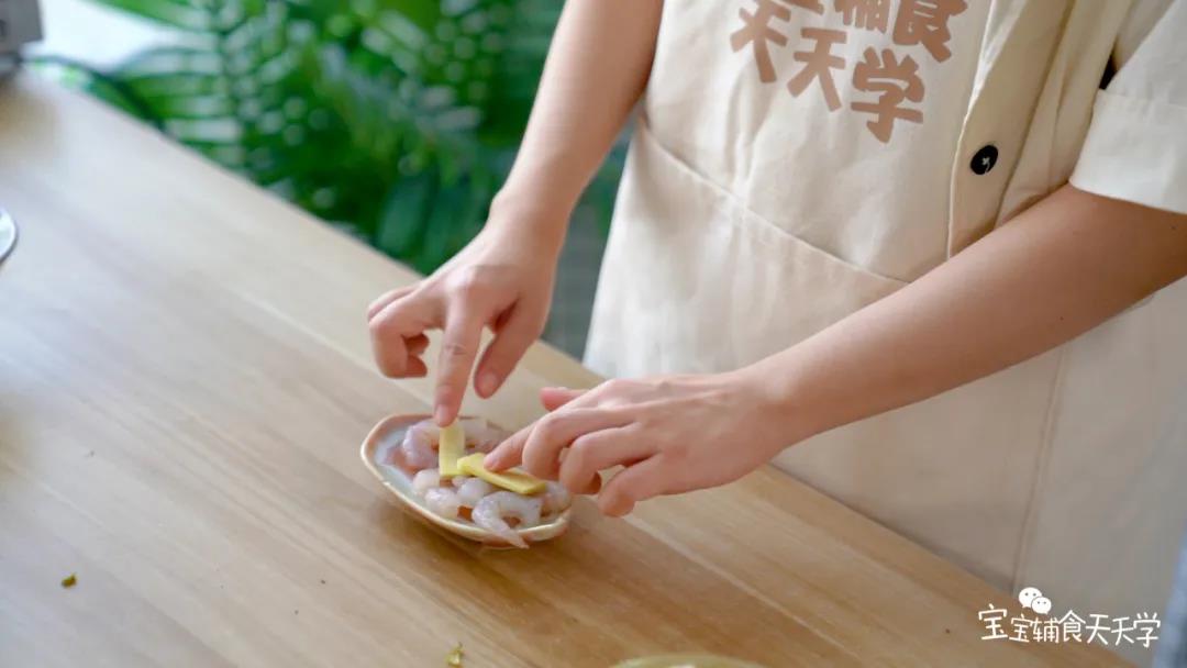 虾仁加入姜片腌制去腥