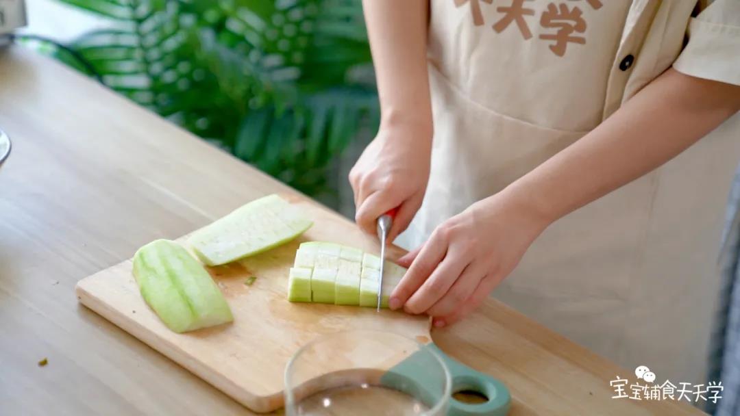 把丝瓜去皮切小块