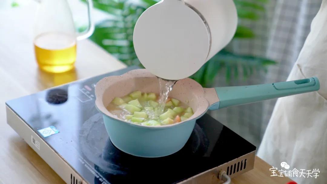 加入适量的水煮开