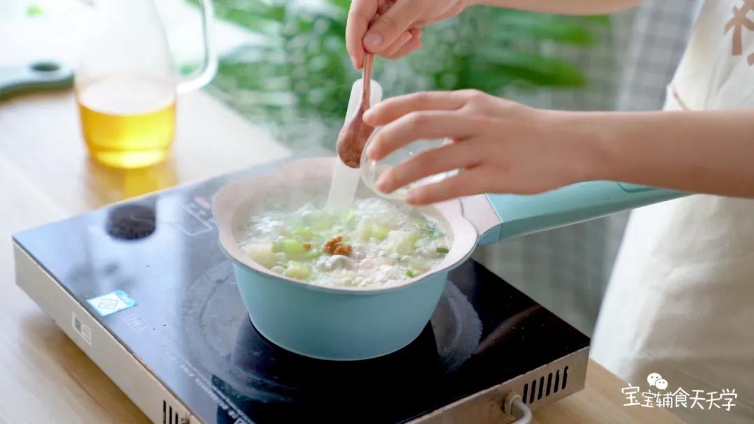 加入松茸粉和葱花调味提香