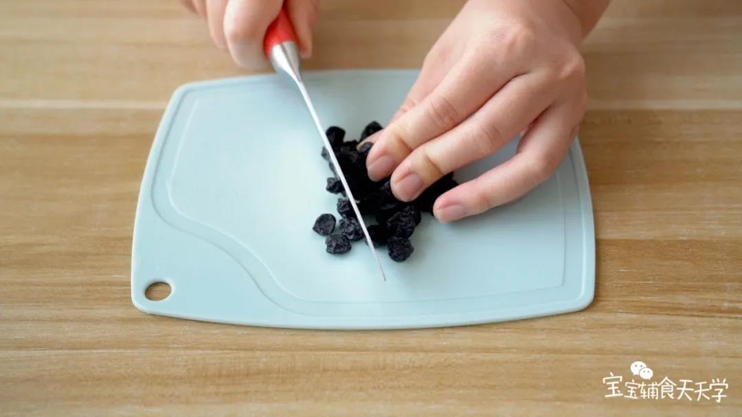 蓝莓干切碎备用