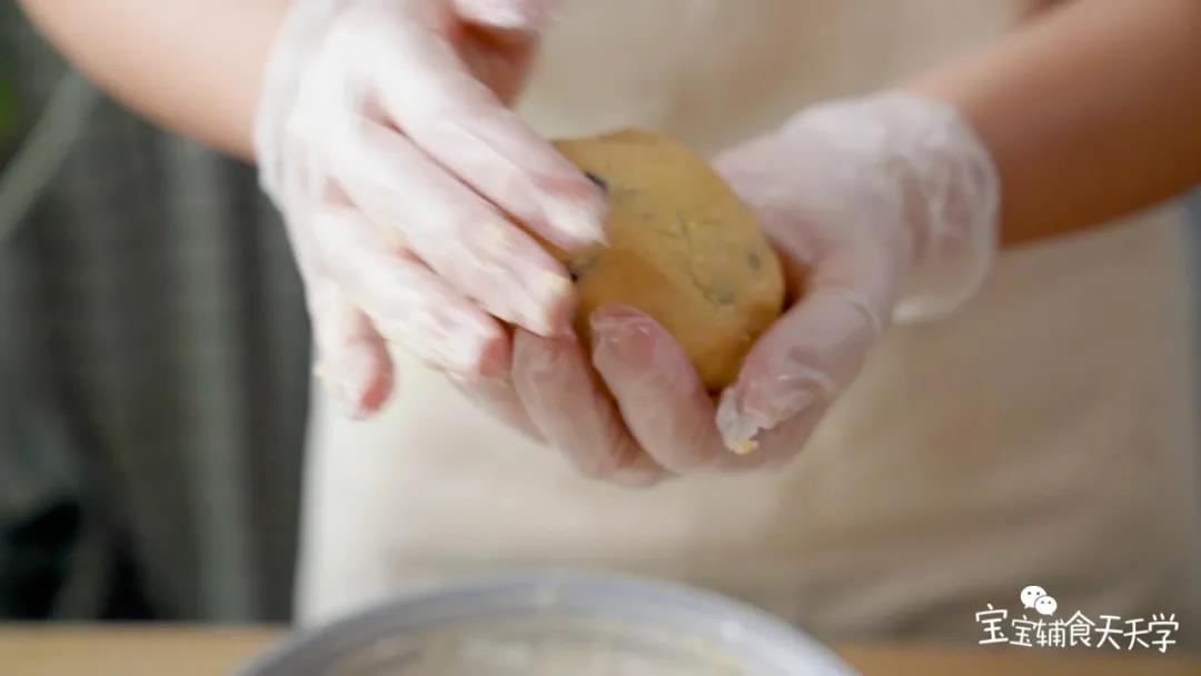 放入蓝莓干，拌匀，揉成面团