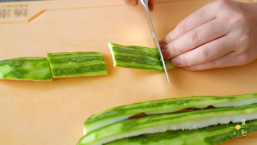 丝瓜去皮去囊，切块