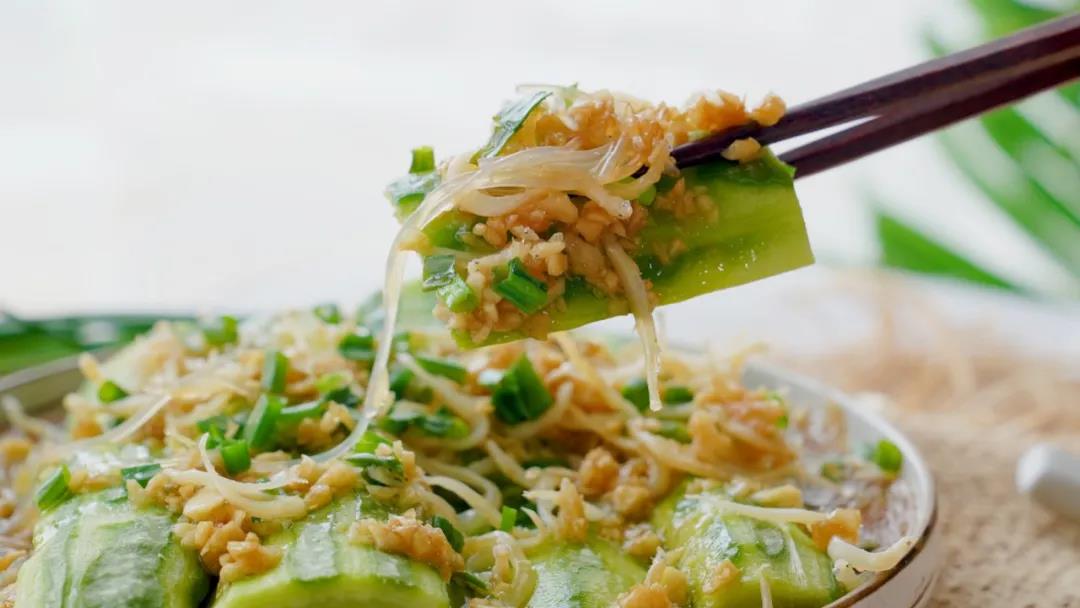 蒸制的过程中，银鱼那独有的海鲜干货的鲜味慢慢渗透出来，被丝瓜吸收，而丝瓜的清甜又被底部的粉丝完美吸收，层层融合，最后成就了这一口鲜味！