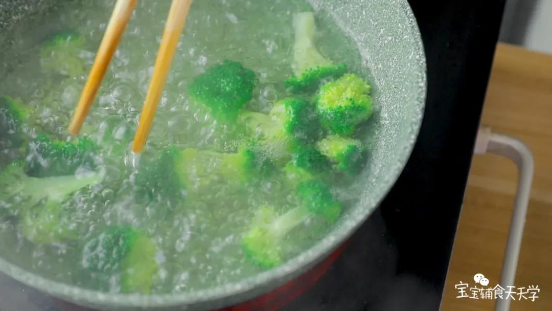 第2步：把西兰花烫熟，沥干