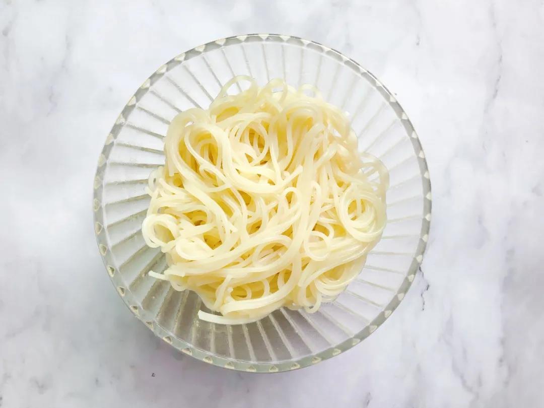 意面煮熟捞出沥干，加一点油拌匀备用。