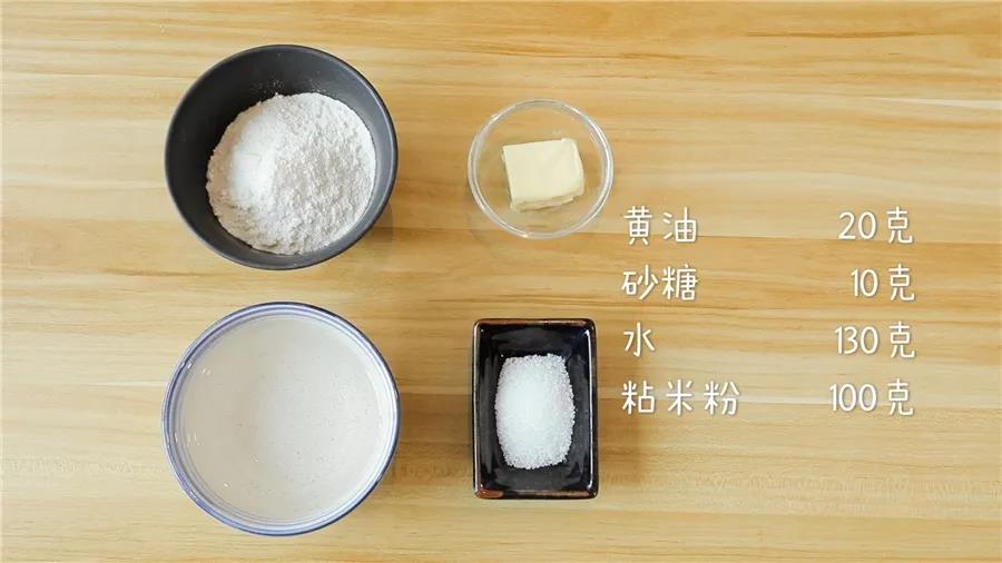 第1步：准备食材：粘米粉(大米粉)100克，黄油20克，砂糖10克，水130克