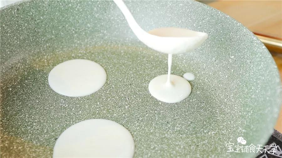 第6步：小火加热不粘锅，无需涂油，用勺子勺入米浆