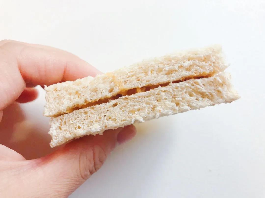 再在上面叠加另一块吐司。