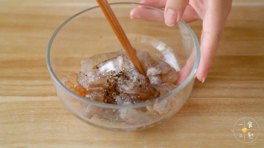 放入盐、胡椒粉腌制10分钟