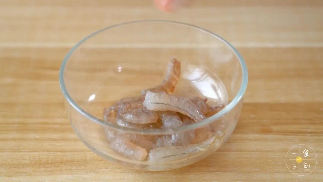 鲜虾去头，剥壳，开边去虾线