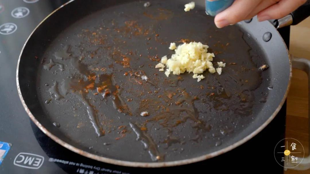 锅留底油，加入蒜末，炒香