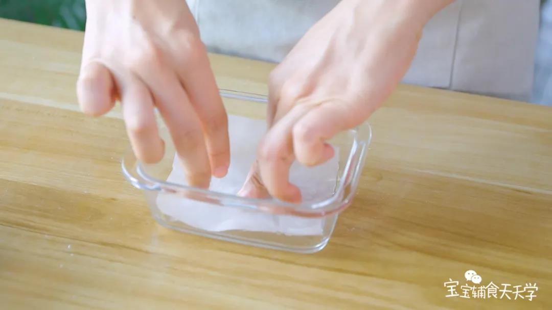 容器内壁涂上薄薄一层油，底部铺上油纸